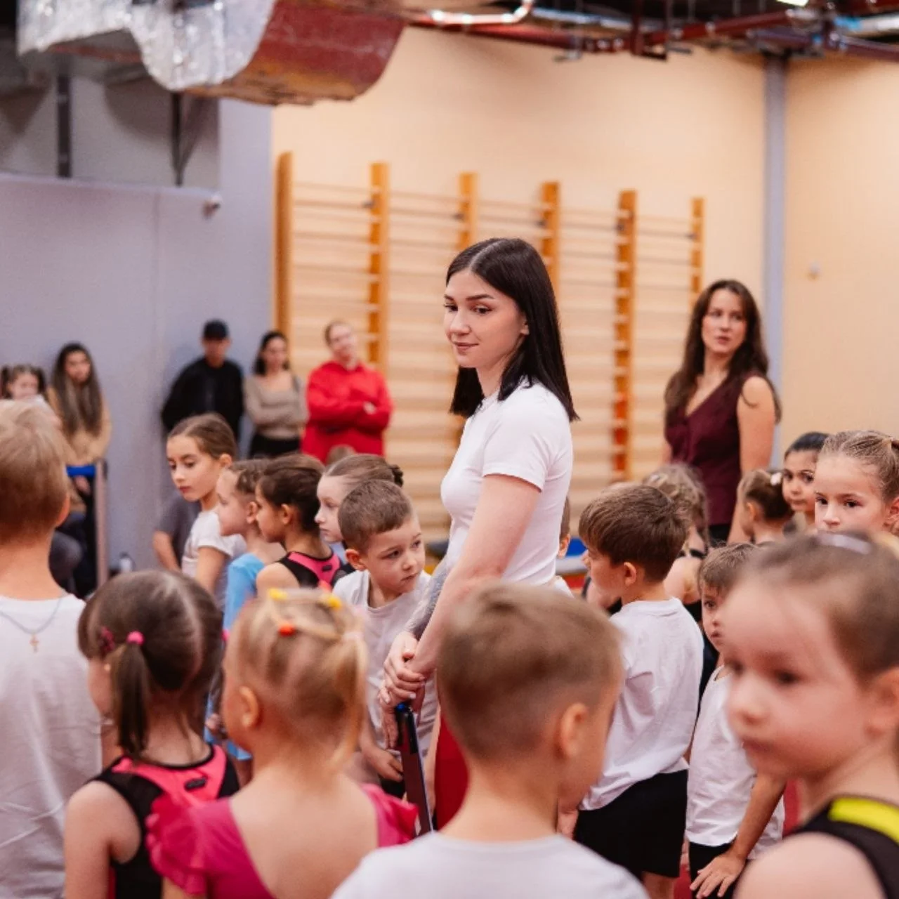 Виктория с юными спортсменами на тренировке